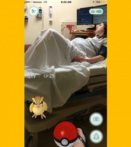 Se pone a jugar Pokémon Go en el parto de su esposa