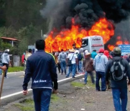Investigan en Michoacán quema de vehículos: PGJE