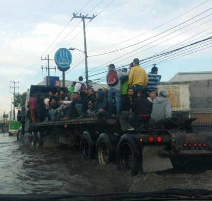 Salieron de inundación en Tultitlán en tráiler