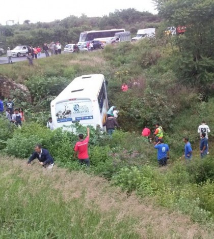 Vuelca autobús en Guanajuato, deja 40 heridos
