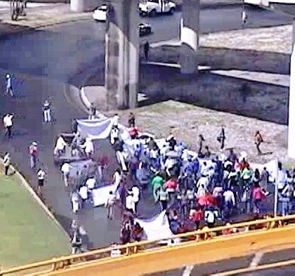 Maestros bloquean carretera a Rioverde, el Distribuidor Juárez y Universidad