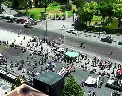 Manifestantes cierran la Avenida Universidad y provocan gigantesco caos vial