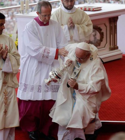 El Papa resbala y cae  durante misa en Polonia