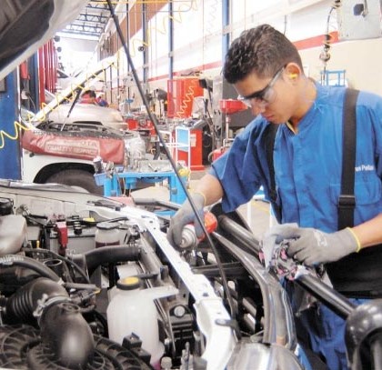 Jóvenes son capacitados como Técnicos Automotrices de Primer Nivel por el ICAT y Toyota