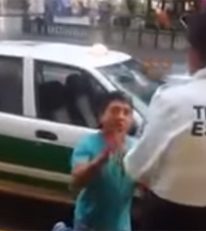 Taxista se arrodilla y llora ante policía para que no lo multe
