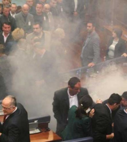 Se registra explosión en Parlamento de Kosovo