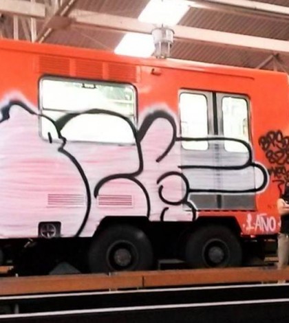 VIDEO: Denuncian a grafitero de escuelas y vagones del Metro