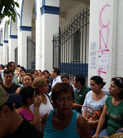 Padres quitan cadenas y candados en escuela de Chiapas; exigen clases