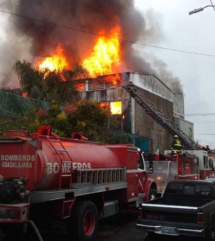 Combaten incendio en bodega de químicos de Guadalajara