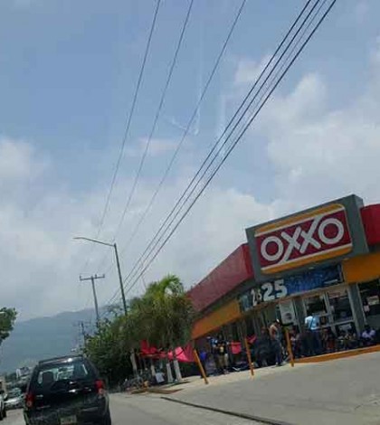 Maestros toman tiendas de conveniencia y departamentales en Chiapas