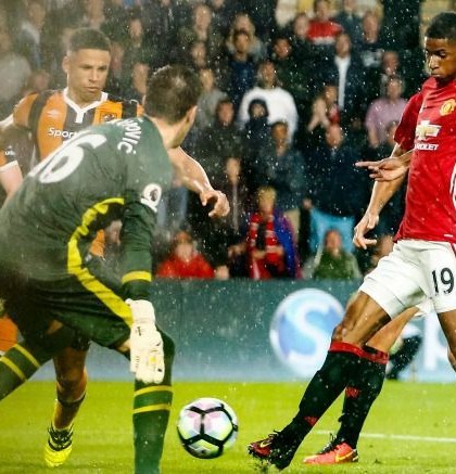 Manchester United consigue agónica victoria frente a Hull City