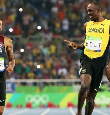 Usain Bolt avanza riendo a la final de 200 metros