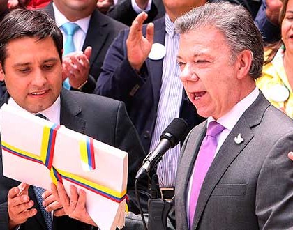 Presidente de Colombia firma decreto de alto al fuego definitivo con las FARC