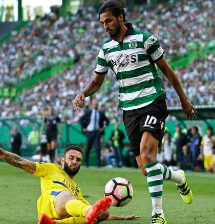 Layún logra asistencia en derrota del Porto en Clásico portugués