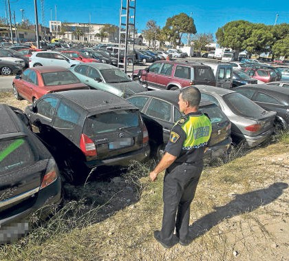 Realizan Operativo Chatarra en Pozos; retiran autos abandonados