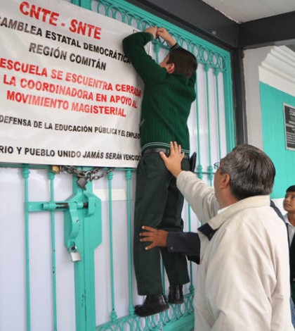Padres de familia abren escuelas cerradas por la CNTE en Chiapas