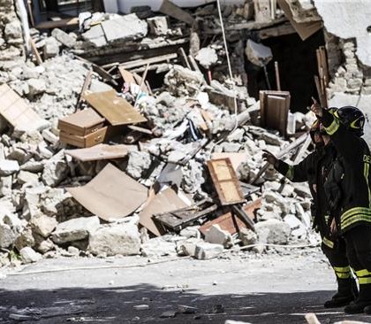 Aumenta a 267 número de víctimas por sismo en Italia