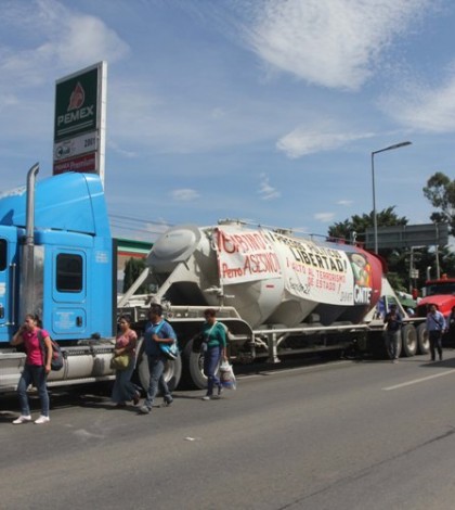 Maestros bloquean carreteras en Oaxaca