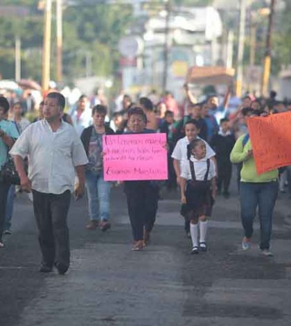 Padres de familia toman escuelas y cierran carreteras en Morelos