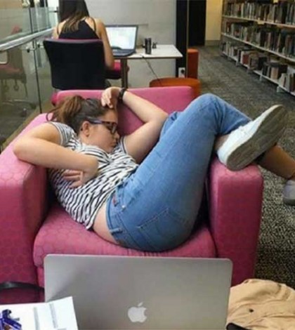 Se queda dormida en biblioteca  en Australia y le llueven memes