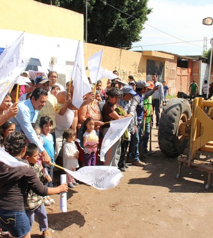 Compromete Gallardo rehabilitación total de calle en la colonia Progreso