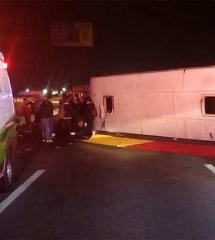 Volcadura deja 25 heridos en la México-Puebla; chofer se queda dormido