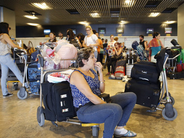 Unos 200 mexicanos, atrapados en aeropuerto de Madrid