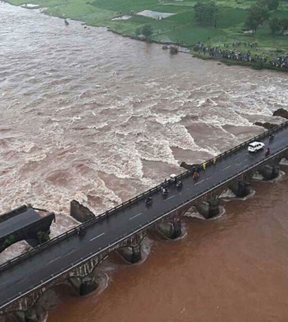 Se derrumba puente en India, hay 22 muertos y 20 desaparecidos