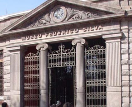 Presentan dos exposiciones escultóricas  en el Museo Federico Silva