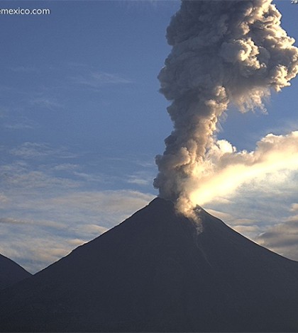 Emite Volcán de Colima una fumarola de dos kilómetros: PC