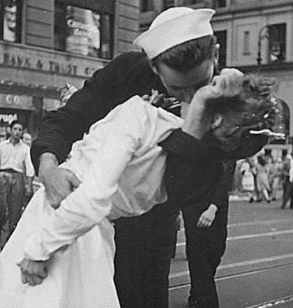 Muere enfermera de icónica  foto de beso en Times Square