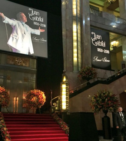 Preparan vestíbulo de Bellas Artes para homenaje a Juan Gabriel
