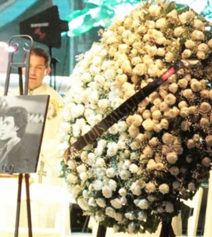Luis Miguel manda arreglo floral a Bellas Artes para Juan Gabriel