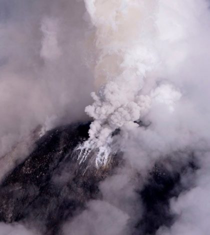 Nuevo domo en volcán de Colima genera flujo de lava
