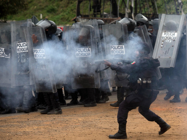 Liberan a 18 normalistas detenidos en Michoacán; 31 aún presos