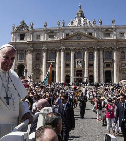 El Papa emula a la Madre Teresa y agasaja a indigentes durante canonización