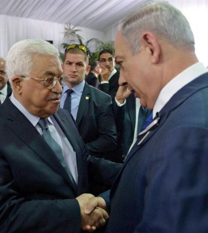 Netanyahu y Abbas se estrechan la mano en funeral de Shimon Peres