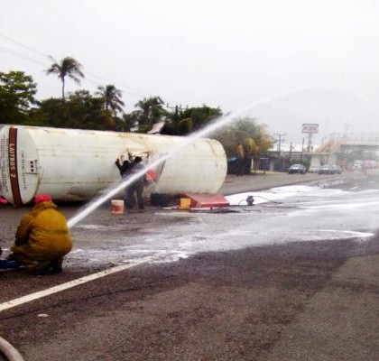 Carretera Villahermosa – Cárdenas lleva 9 horas cerrada tras volcadura de pipa