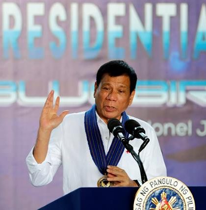 Acusan a presidente filipino de ordenar cientos de asesinatos