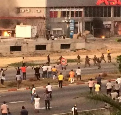 Manifestantes incendian el Parlamento de Gabón