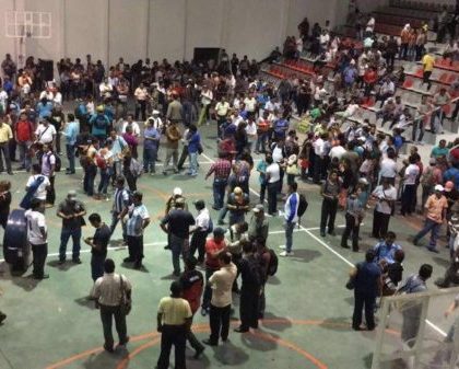 Maestros, padres de familia y activistas “revientan” asamblea de la CNTE en Chiapas