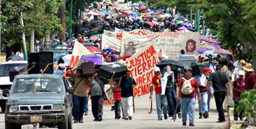Normalistas indígenas de Oaxaca piden apoyos a la SEP