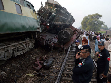 Al menos 3 muertos y 37 heridos al colisionar dos trenes en Pakistán