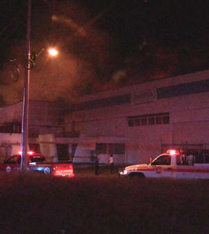Un voraz incendio acaba con una fábrica en Aguascalientes