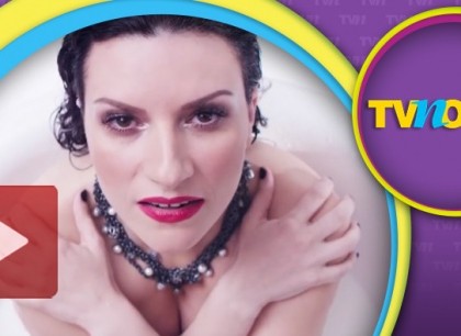 Laura Pausini eleva la temperatura ¡tras aparecer completamente desnuda en video!