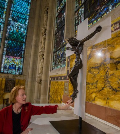 Muestran crucifijo de Cristo con figura femenina en la Catedral de Nueva York