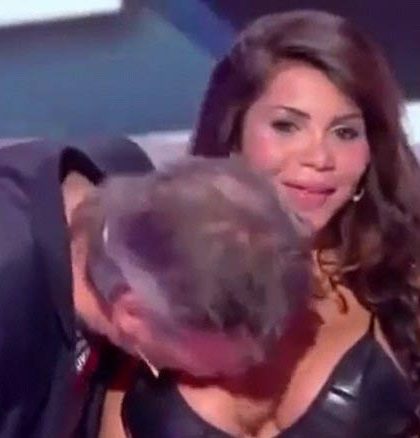 Besa a la fuerza a una actriz en un seno, en vivo por TV