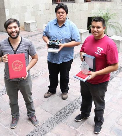 Alumnos de IPN ganan torneo internacional de lucha de robots