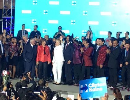 Vicente Fernández y Los Tigres del Norte le muestran el apoyo latino a Clinton