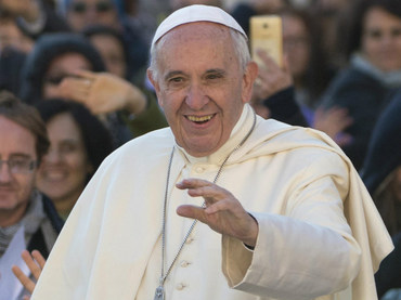 El Papa recuerda a Juan Pablo II; llama a abatir muros con diálogo